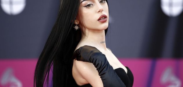 عندما يسكن الحب مدرجات الكرة: قصص رومانسية تشعل حياة النجوم